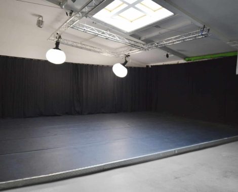 Des rideaux noirs sur 3 faces