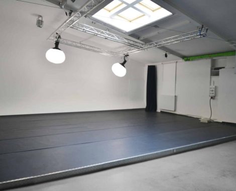 Sol noir couvert d'un tapis de danse