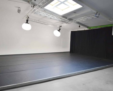 Des rideaux noirs sur 3 faces