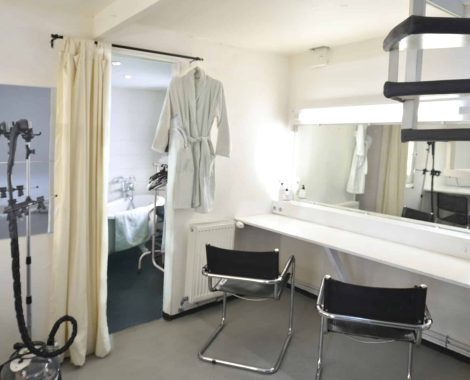 2 postes de maquillage